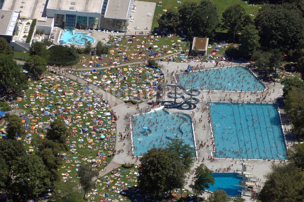 Luftbild München - Badegäste auf den Liegewiesen am Schwimmbecken des Freibades Michaelibad in München im Bundesland Bayern, Deutschland