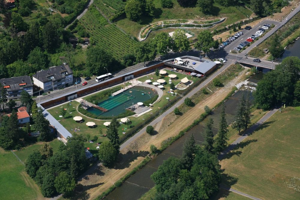 Riehen aus der Vogelperspektive: Badegäste auf den Liegewiesen am Schwimmbecken des Freibades Naturbad Riehen in Riehen im Kanton Basel, Schweiz