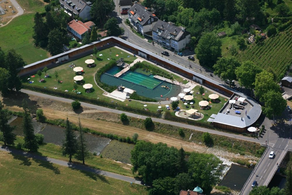 Luftaufnahme Riehen - Badegäste auf den Liegewiesen am Schwimmbecken des Freibades Naturbad Riehen in Riehen im Kanton Basel, Schweiz