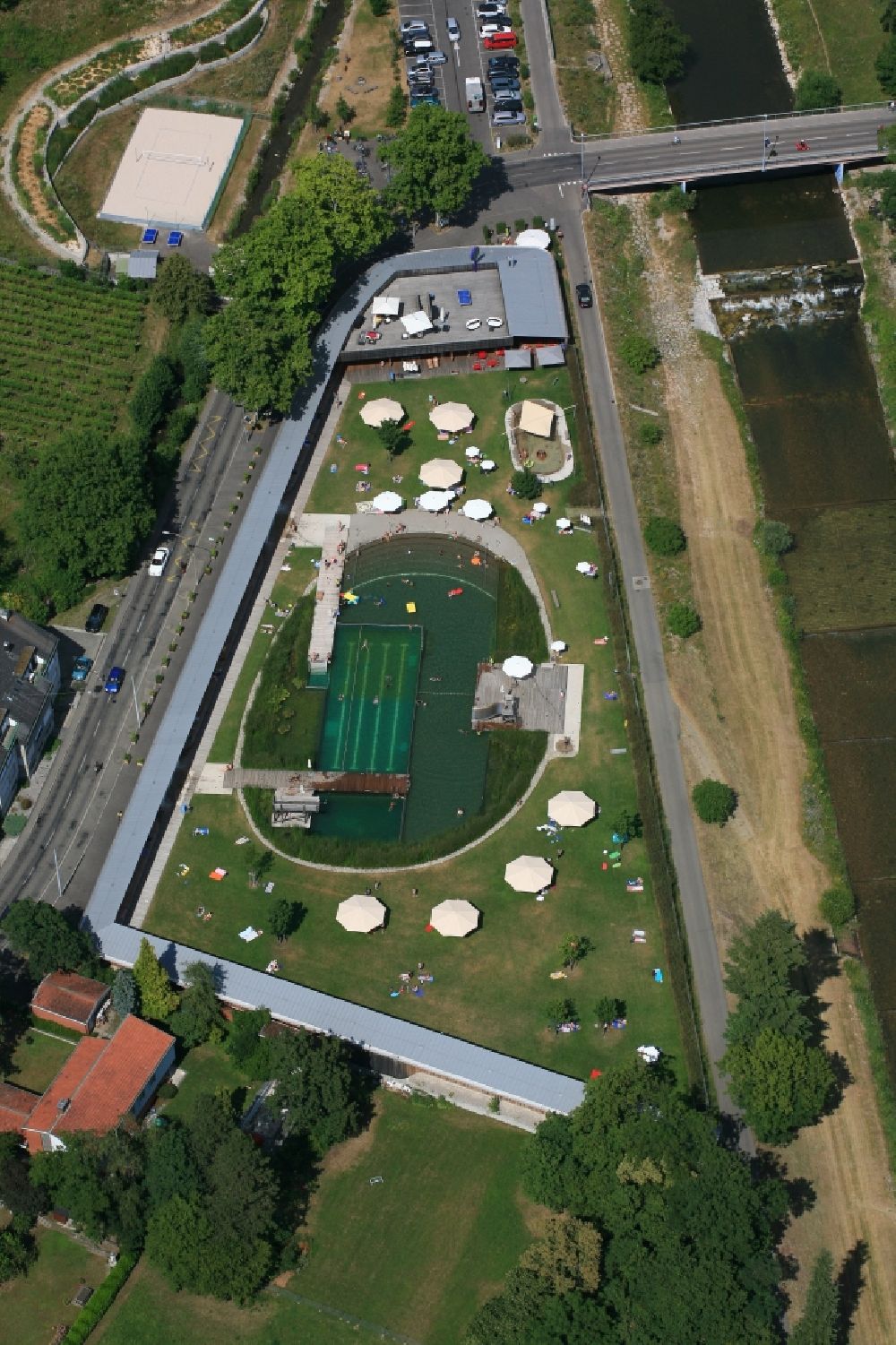 Luftbild Riehen - Badegäste auf den Liegewiesen am Schwimmbecken des Freibades Naturbad Riehen in Riehen im Kanton Basel, Schweiz