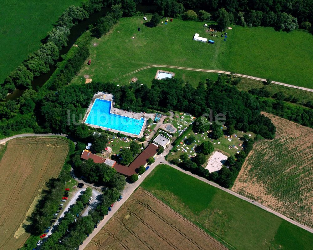 Luftbild Neudenau - Badegäste auf den Liegewiesen am Schwimmbecken des Freibades in Neudenau im Bundesland Baden-Württemberg, Deutschland