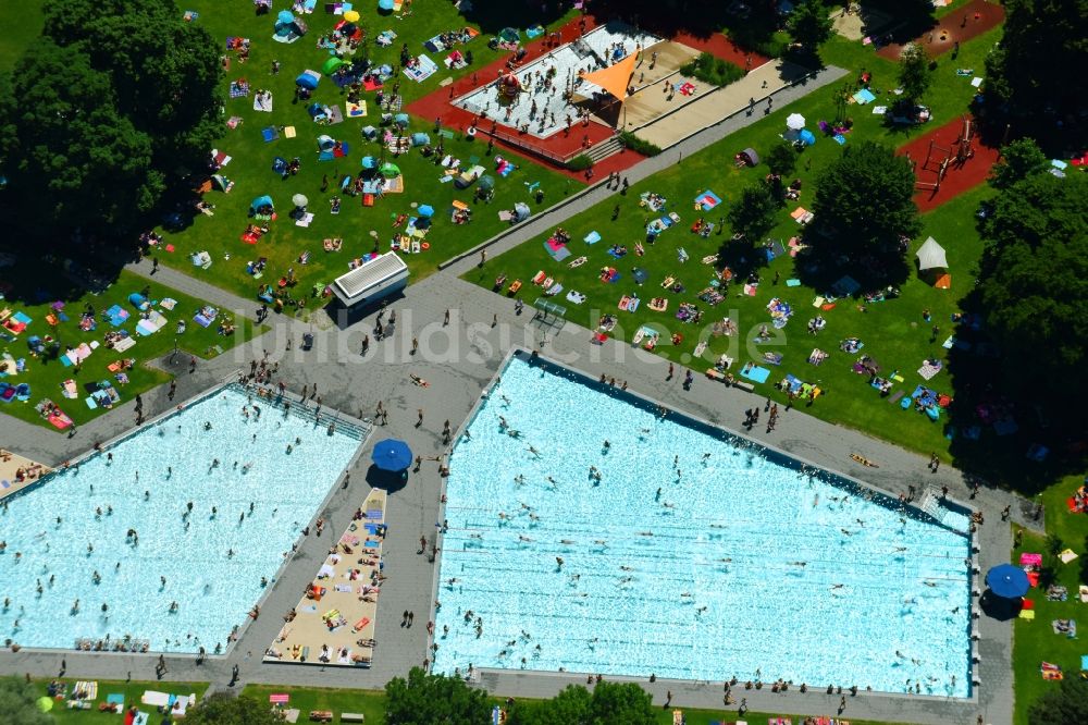 Luftbild München - Badegäste auf den Liegewiesen am Schwimmbecken des Freibades Schyrenbad an der Claude-Lorrain-Straße im Ortsteil Untergiesing-Harlaching in München im Bundesland Bayern, Deutschland