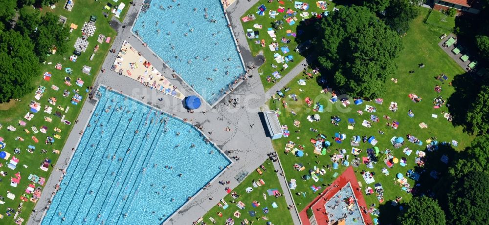 Luftaufnahme München - Badegäste auf den Liegewiesen am Schwimmbecken des Freibades Schyrenbad an der Claude-Lorrain-Straße im Ortsteil Untergiesing-Harlaching in München im Bundesland Bayern, Deutschland