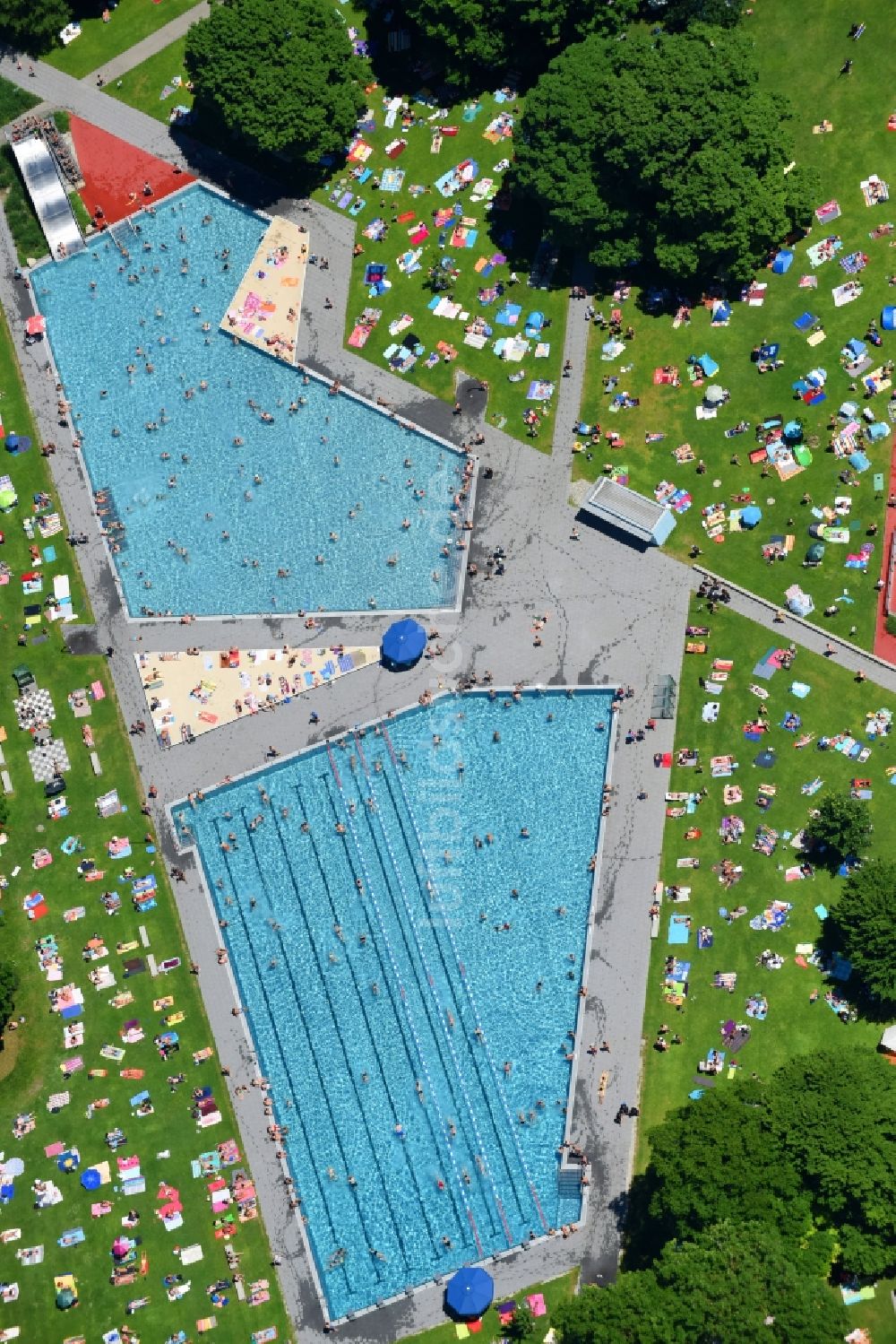 Luftaufnahme München - Badegäste auf den Liegewiesen am Schwimmbecken des Freibades Schyrenbad an der Claude-Lorrain-Straße im Ortsteil Untergiesing-Harlaching in München im Bundesland Bayern, Deutschland
