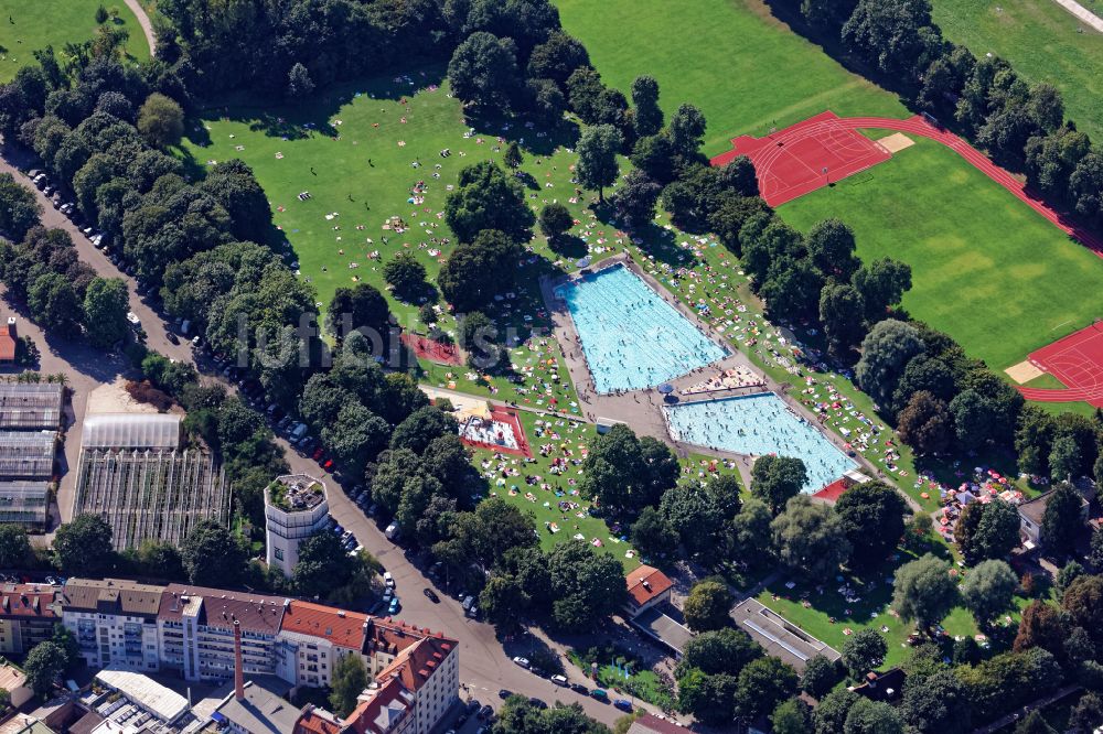 Luftaufnahme München - Badegäste auf den Liegewiesen am Schwimmbecken des Freibades Schyrenbad in München im Bundesland Bayern, Deutschland