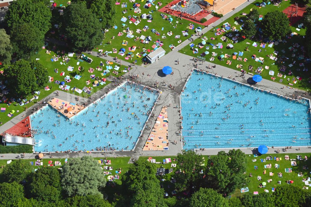 Luftaufnahme München - Badegäste auf den Liegewiesen am Schwimmbecken des Freibades Schyrenbad in München im Bundesland Bayern, Deutschland