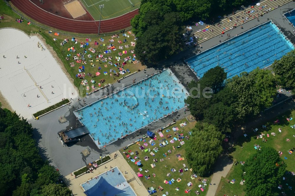 Köln von oben - Badegäste auf den Liegewiesen am Schwimmbecken des Freibades Stadionbad in Köln im Bundesland Nordrhein-Westfalen, Deutschland
