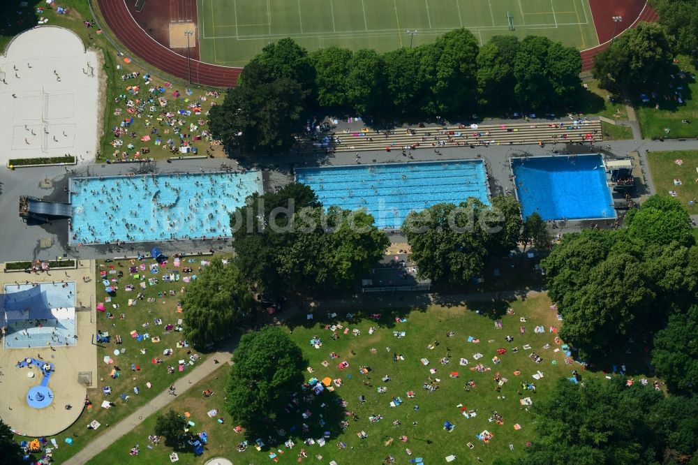 Luftaufnahme Köln - Badegäste auf den Liegewiesen am Schwimmbecken des Freibades Stadionbad in Köln im Bundesland Nordrhein-Westfalen, Deutschland