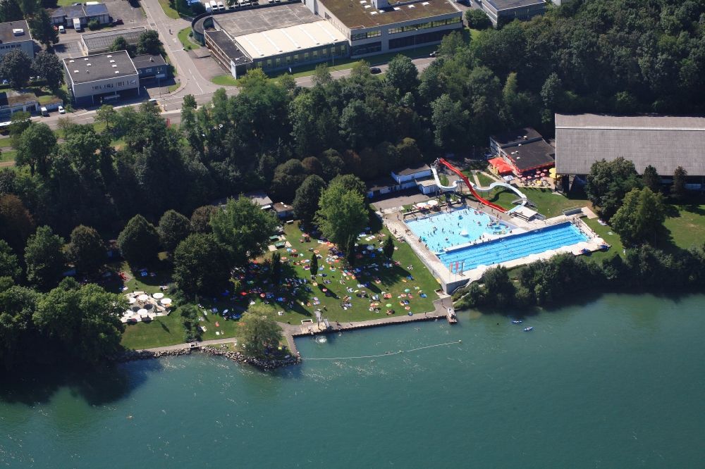 Luftbild Schluchsee - Badegäste auf den Liegewiesen am Schwimmbecken des Freibades am Ufer des Rheines in Rheinfelden in der Schweiz