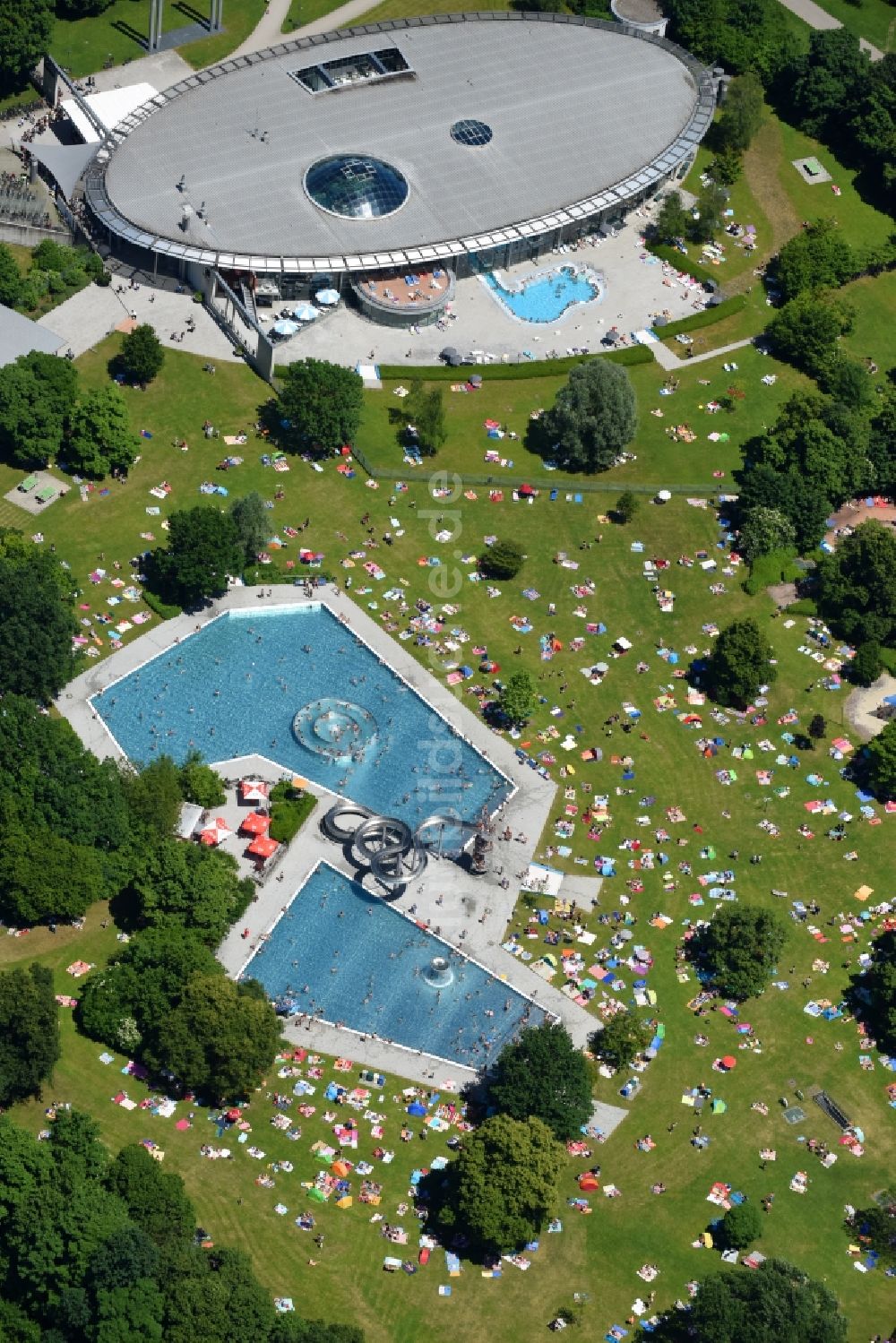 Luftbild München - Badegäste auf den Liegewiesen am Schwimmbecken des Freibades Westbad an der Weinbergerstraße im Ortsteil Pasing-Obermenzing in München im Bundesland Bayern, Deutschland