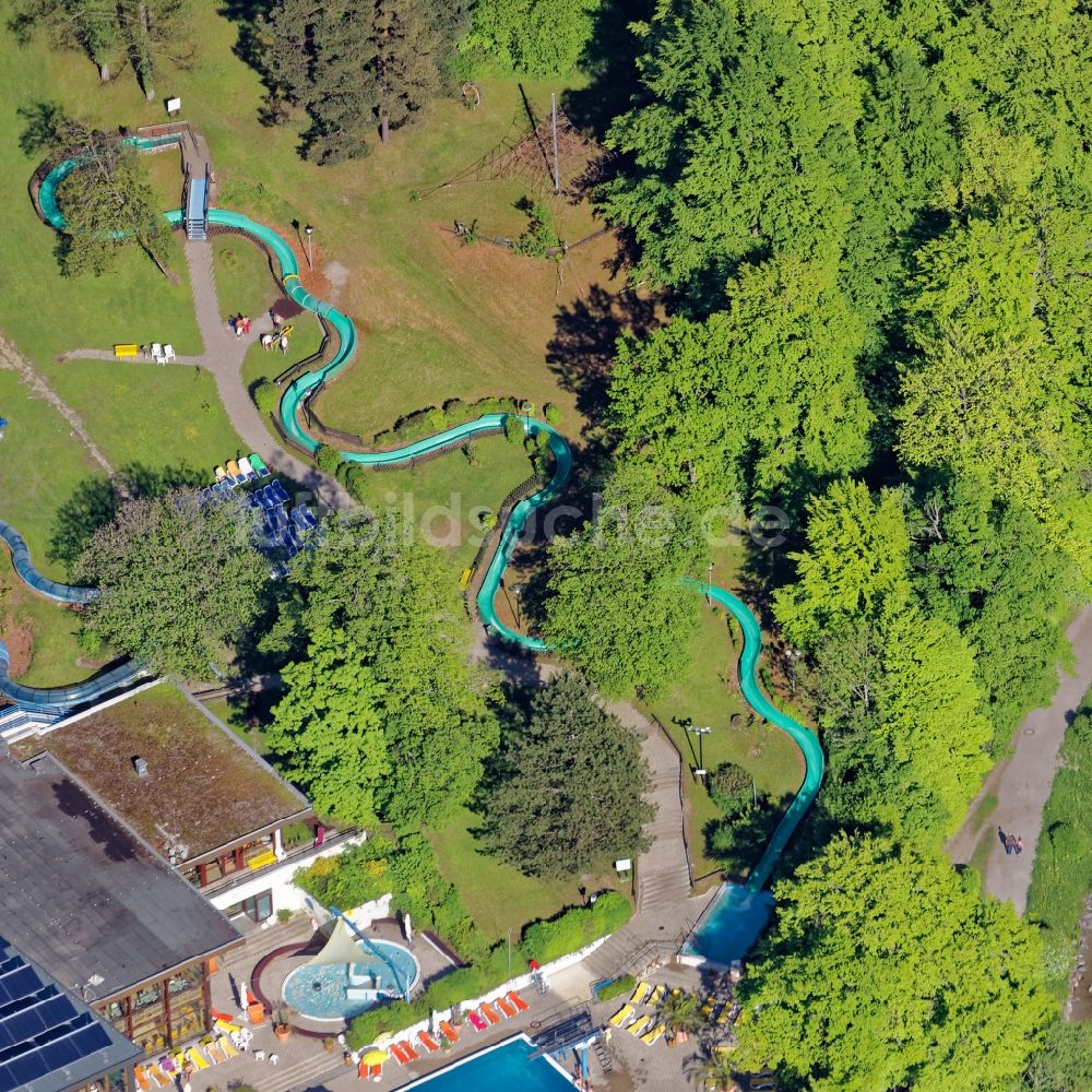 Luftaufnahme Kochel am See - Badegäste an den Schwimmbecken der neu eröffneten Therme Kristall Trimini am Kochelsee bei Kochel im Bundesland Bayern