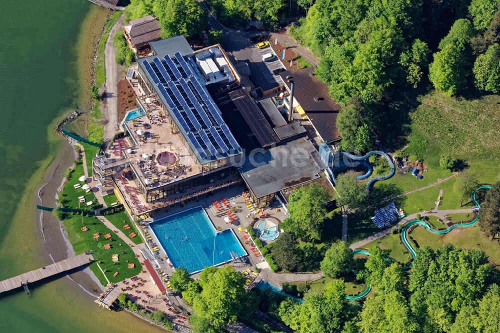 Luftbild Kochel am See - Badegäste an den Schwimmbecken der neu eröffneten Therme Kristall Trimini am Kochelsee bei Kochel im Bundesland Bayern
