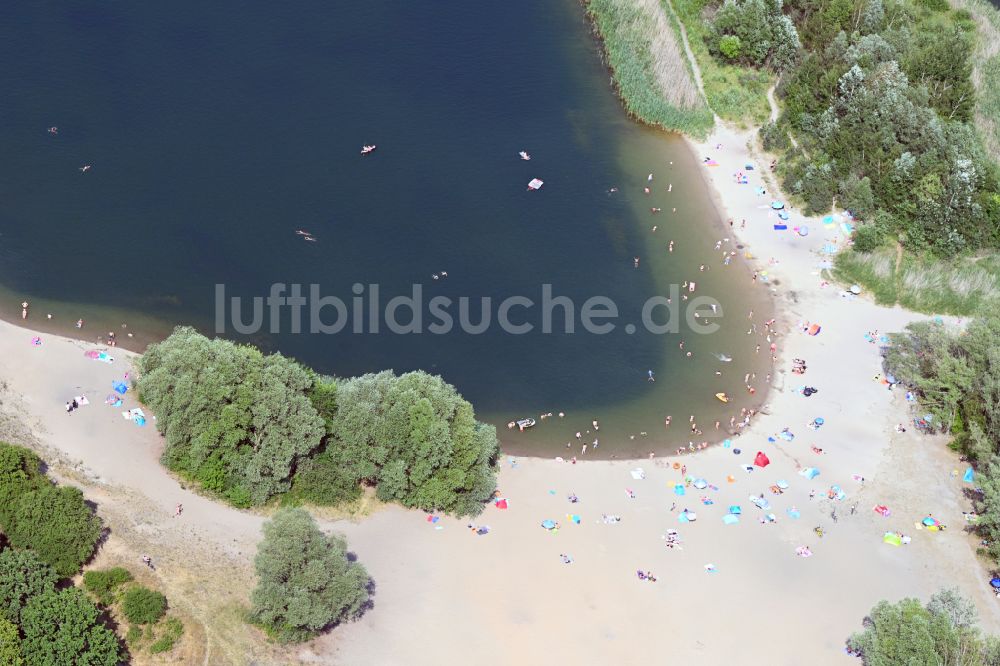 Luftaufnahme Berlin - Badegäste am See Kaulsdorfer See in Berlin, Deutschland