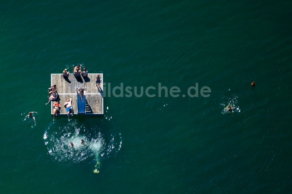 Luftbild Erfurt - Badegäste am See Nordstrand auf einer Badeinsel in Erfurt im Bundesland Thüringen, Deutschland