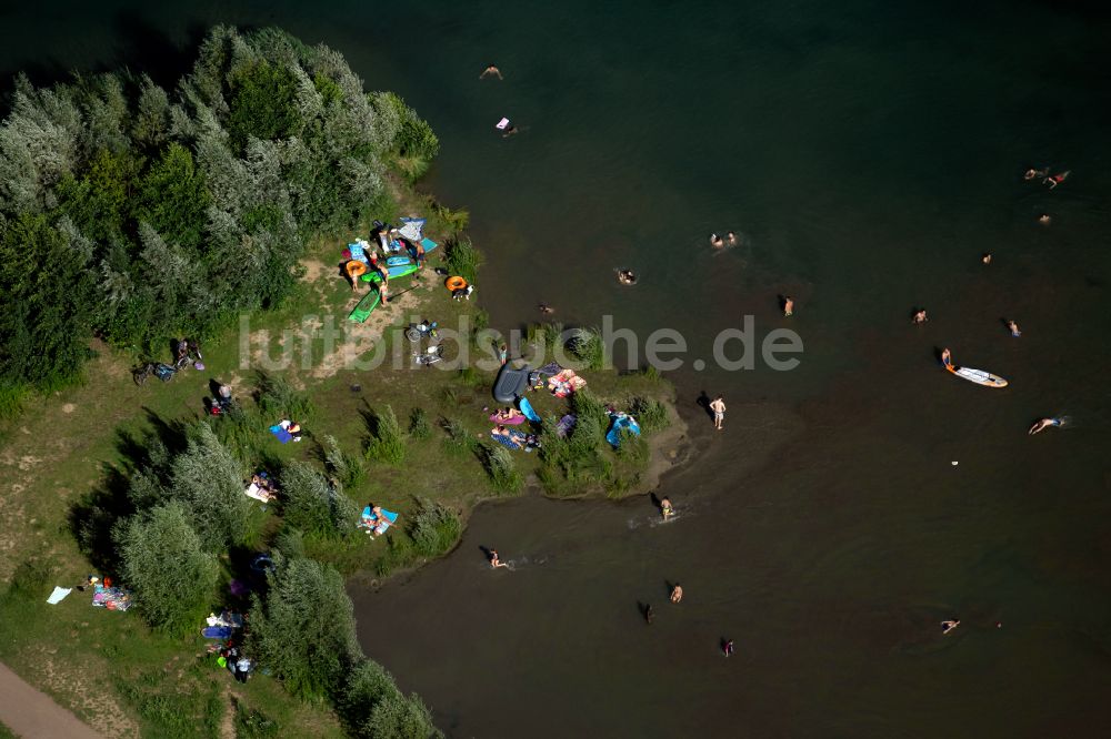 Luftaufnahme Opfingen - Badegäste am Strand des Opfinger See in Opfingen im Bundesland Baden-Württemberg, Deutschland