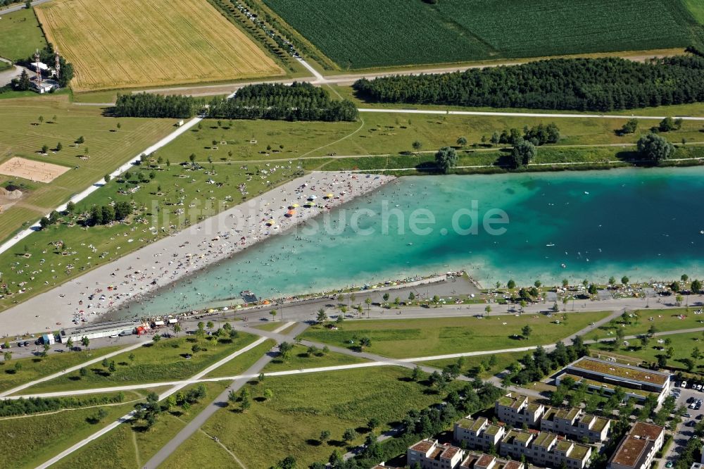 Luftbild München - Badegäste an Strand und Uferbereich des Buga-Sees in München Riem im Bundesland Bayern