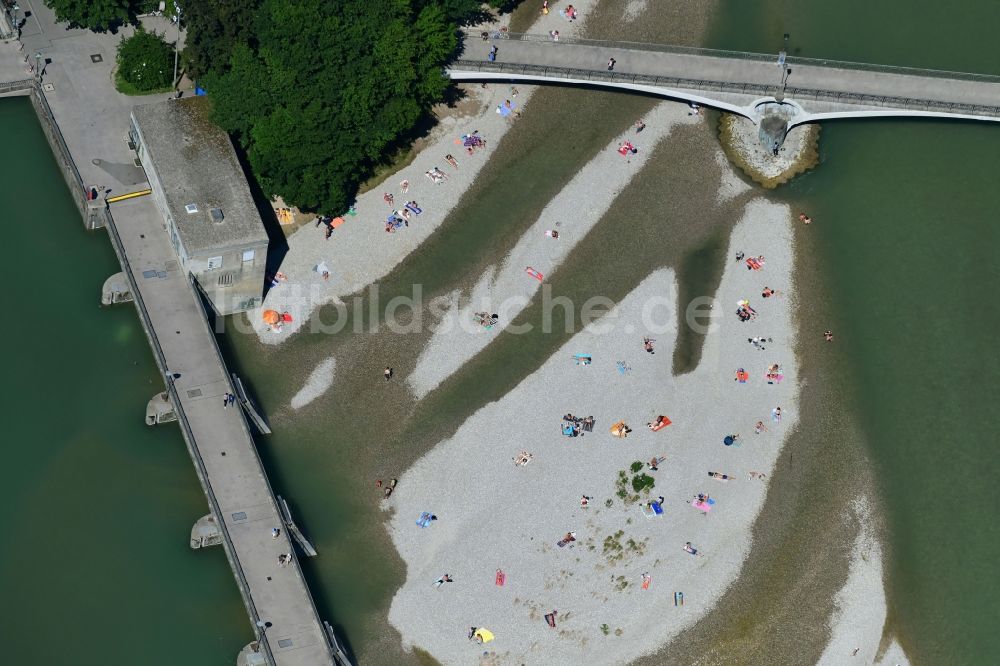Luftbild München - Badegäste am Strand und Uferbereich der Isar am Wehrsteg in München im Bundesland Bayern, Deutschland