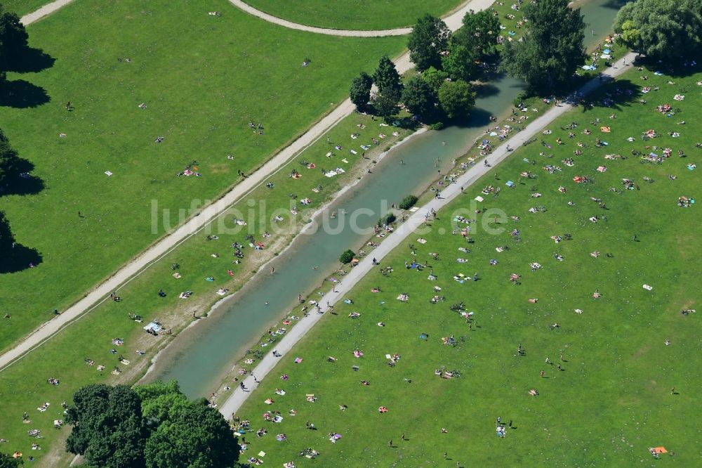 Luftaufnahme München - Badegäste am Uferbereich des Schwabinger Bach in München im Bundesland Bayern, Deutschland