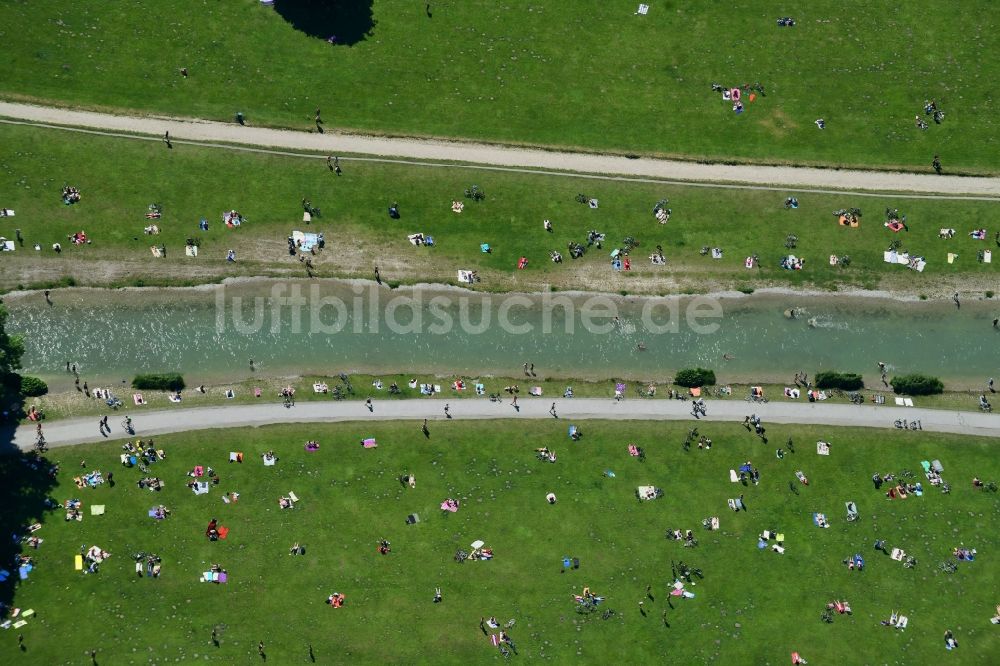 München von oben - Badegäste am Uferbereich des Schwabinger Bach in München im Bundesland Bayern, Deutschland