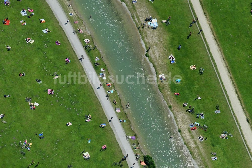 München aus der Vogelperspektive: Badegäste am Uferbereich des Schwabinger Bach in München im Bundesland Bayern, Deutschland