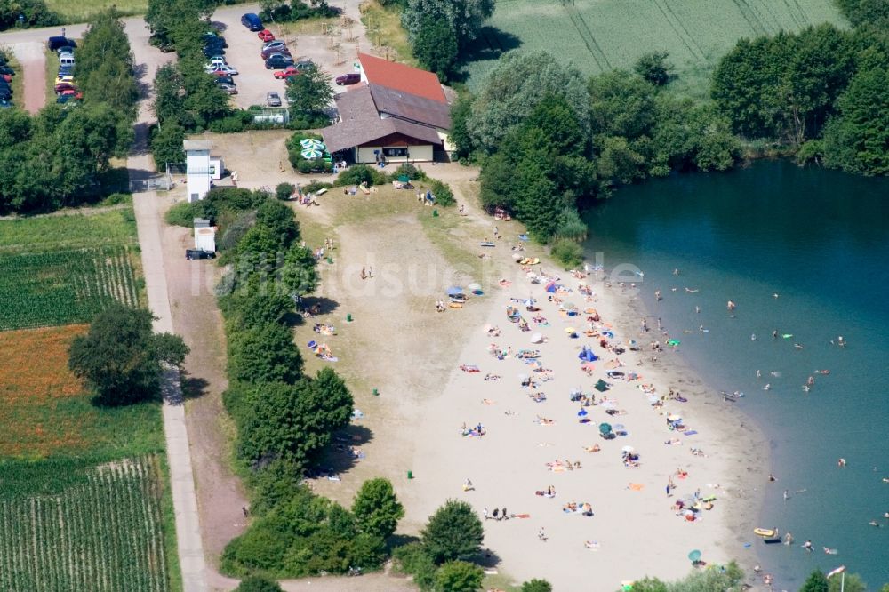 Luftaufnahme Jockgrim - Badegästen an Strand und Uferbereich des Badesee Johanneswiese im Naherholungsgebiet Johanneswiese in Jockgrim in Jockgrim im Bundesland Rheinland-Pfalz