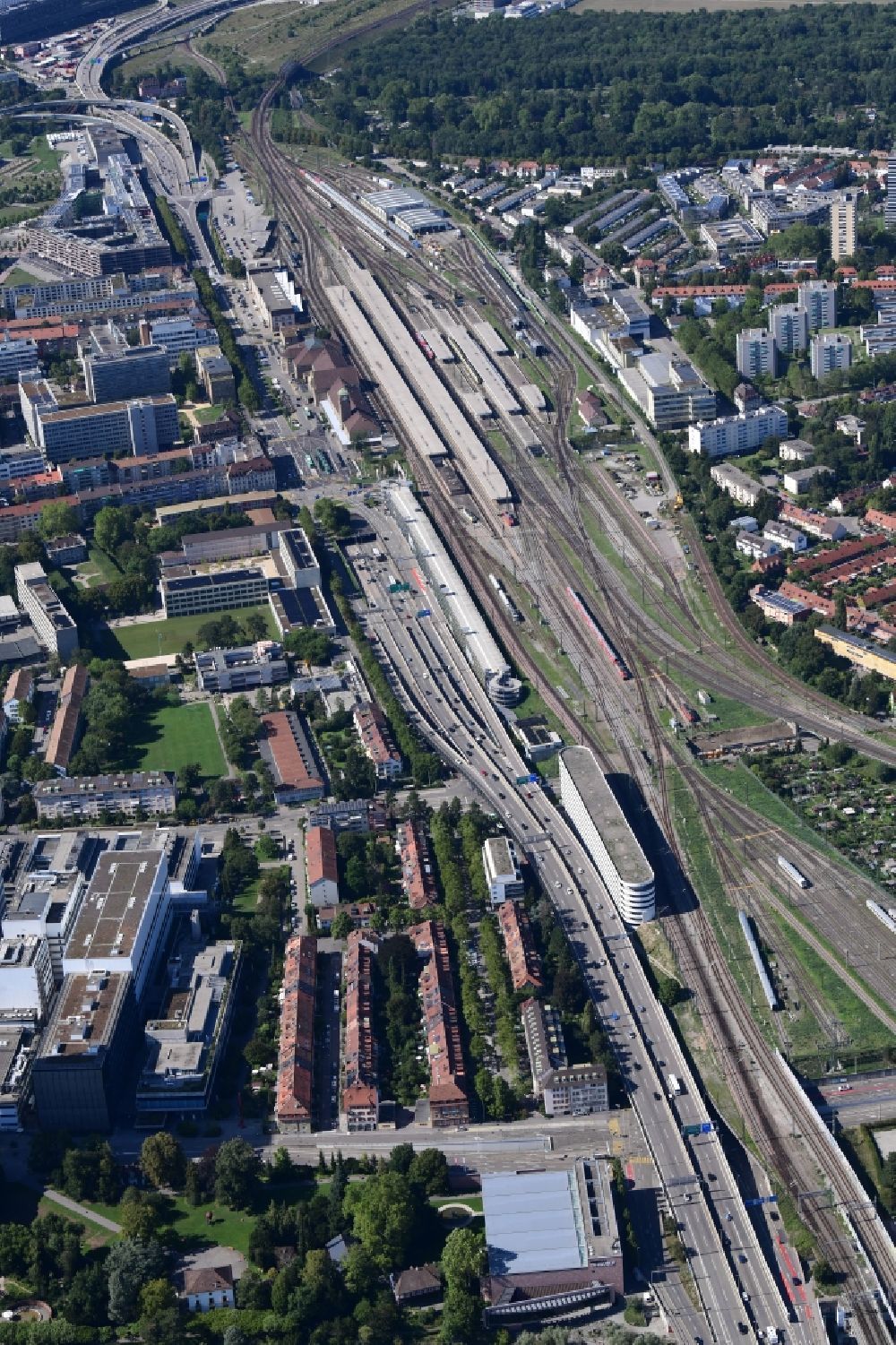 Luftbild Basel - Badischer Bahnhof mit Gleisen und Gebäuden an der Autobahn A3 in Kleinbasel in Basel, Schweiz