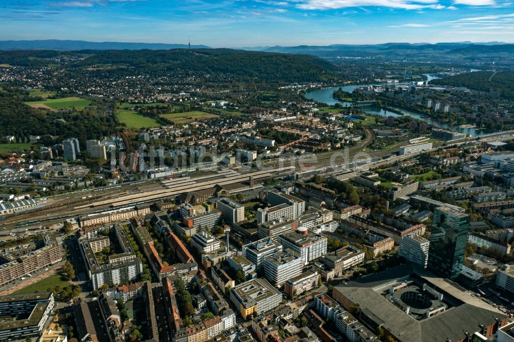 Luftaufnahme Basel - Badischer Bahnhof mit Gleisen und Gebäuden an der Autobahn A3 in Kleinbasel in Basel, Schweiz