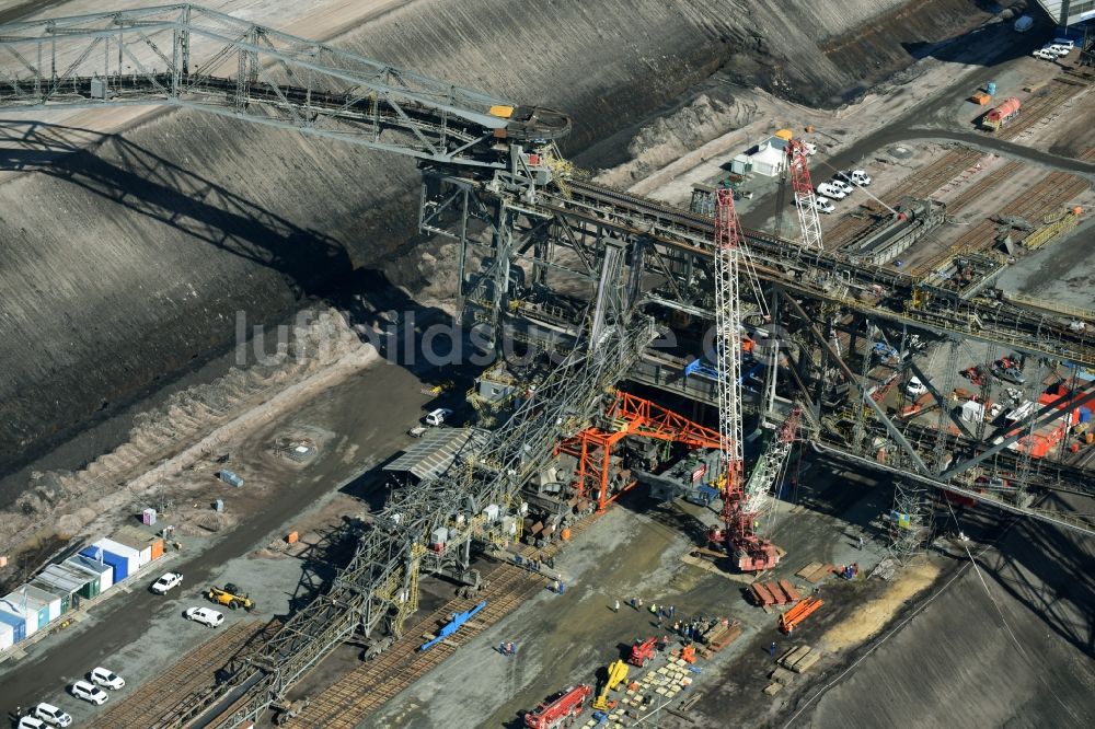 Nochten von oben - Bagger- Förderbrücke im Braunkohle - Tagebau der Vattenfall Europe Sales GmbH in Nochten im Bundesland Sachsen