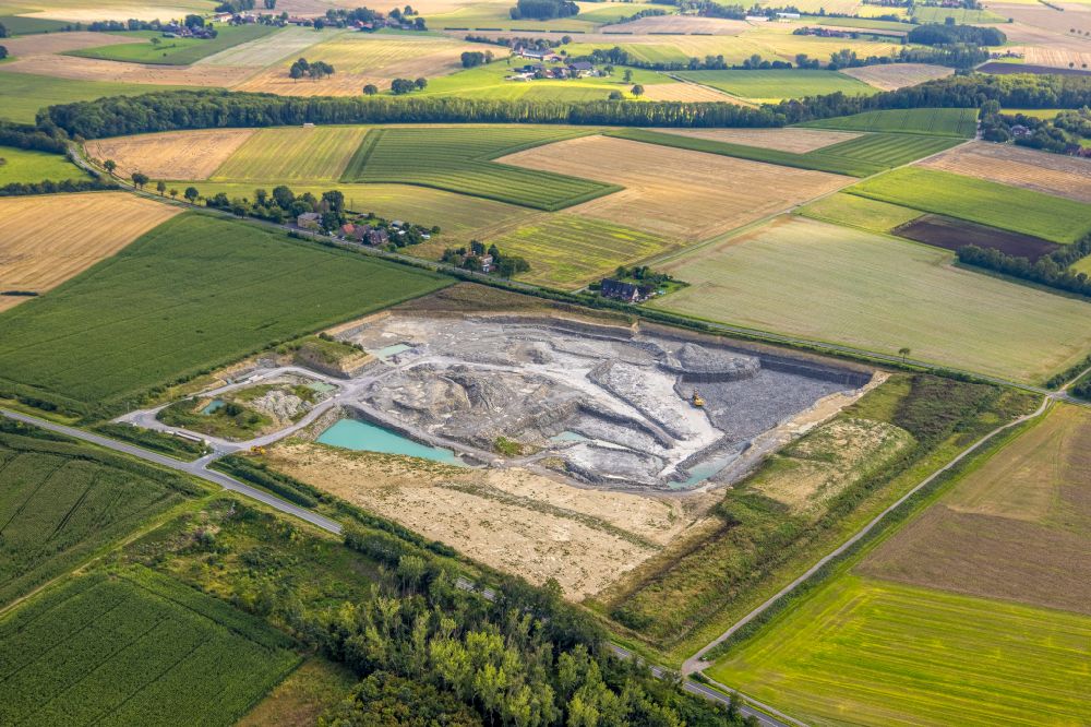 Luftaufnahme Beckum - Baggersee und Kies- Tagebau in Beckum im Bundesland Nordrhein-Westfalen, Deutschland