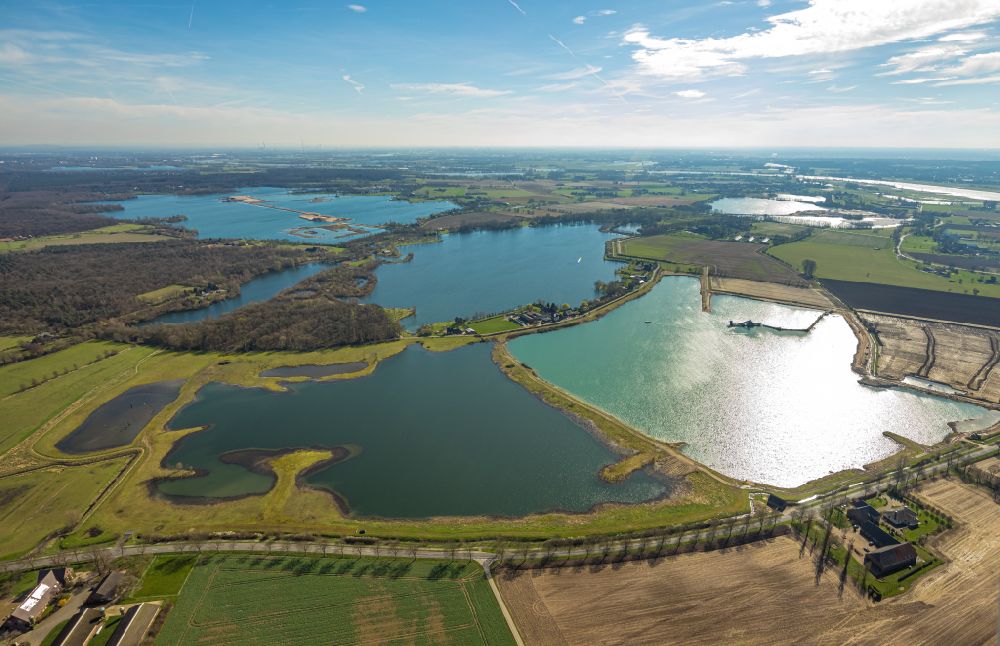 Luftbild Wesel - Baggersee und Kies- Tagebau Holemans - Kieswerk Bergerfurth in Wesel im Bundesland Nordrhein-Westfalen, Deutschland