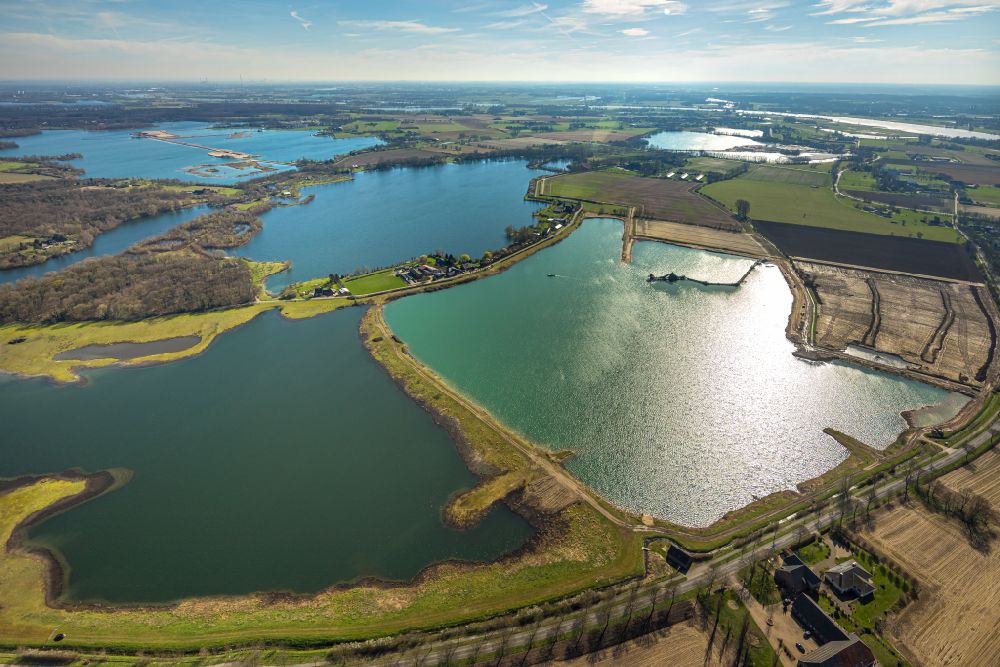 Luftaufnahme Wesel - Baggersee und Kies- Tagebau Holemans - Kieswerk Bergerfurth in Wesel im Bundesland Nordrhein-Westfalen, Deutschland