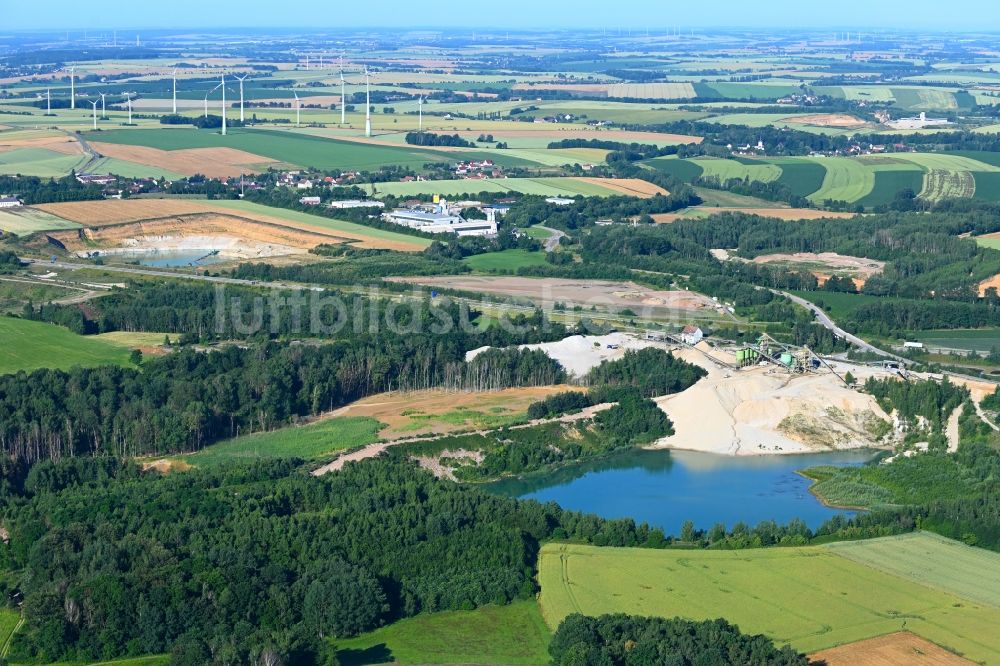 Wernsdorf aus der Vogelperspektive: Baggersee und Kies- Tagebau - Sandgrube in Wernsdorf im Bundesland Sachsen, Deutschland