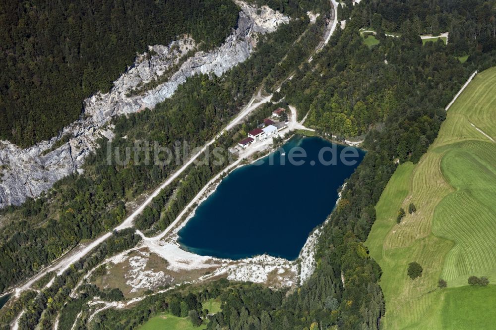 Vorderthiersee von oben - Baggersee und Kies- Tagebau in Vorderthiersee in Tirol, Österreich