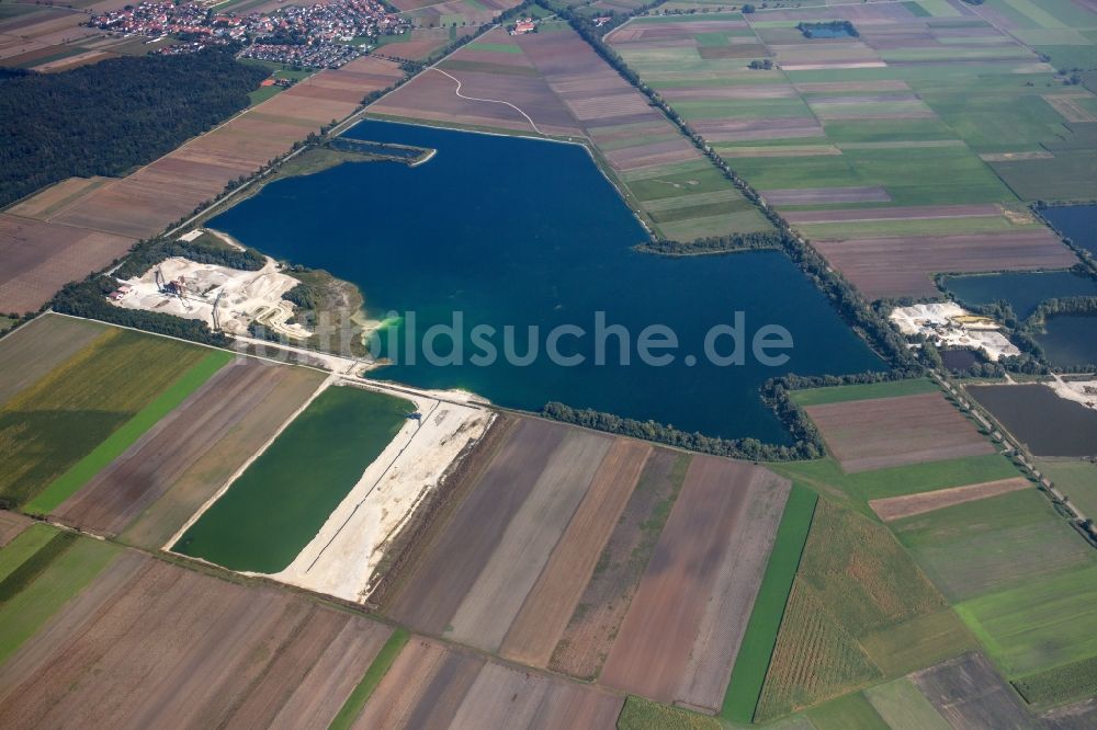 Weichering aus der Vogelperspektive: Baggersee und Kies- Tagebau in Weichering im Bundesland Bayern, Deutschland
