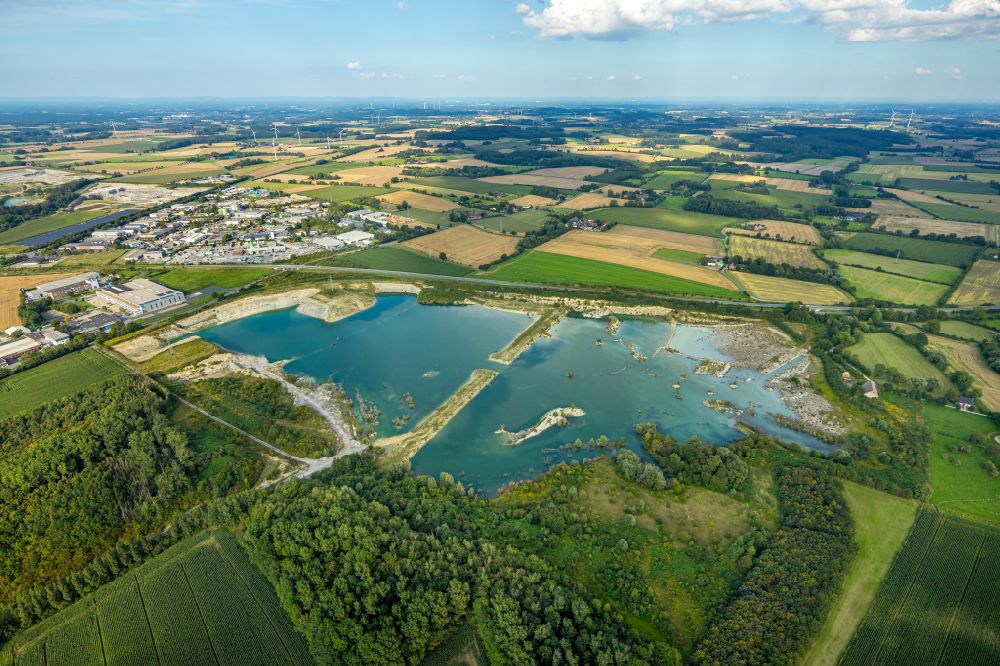 Luftbild Beckum - Baggersee und Kies- Tagebau der P H O E N I X Zementwerke in Beckum im Bundesland Nordrhein-Westfalen, Deutschland