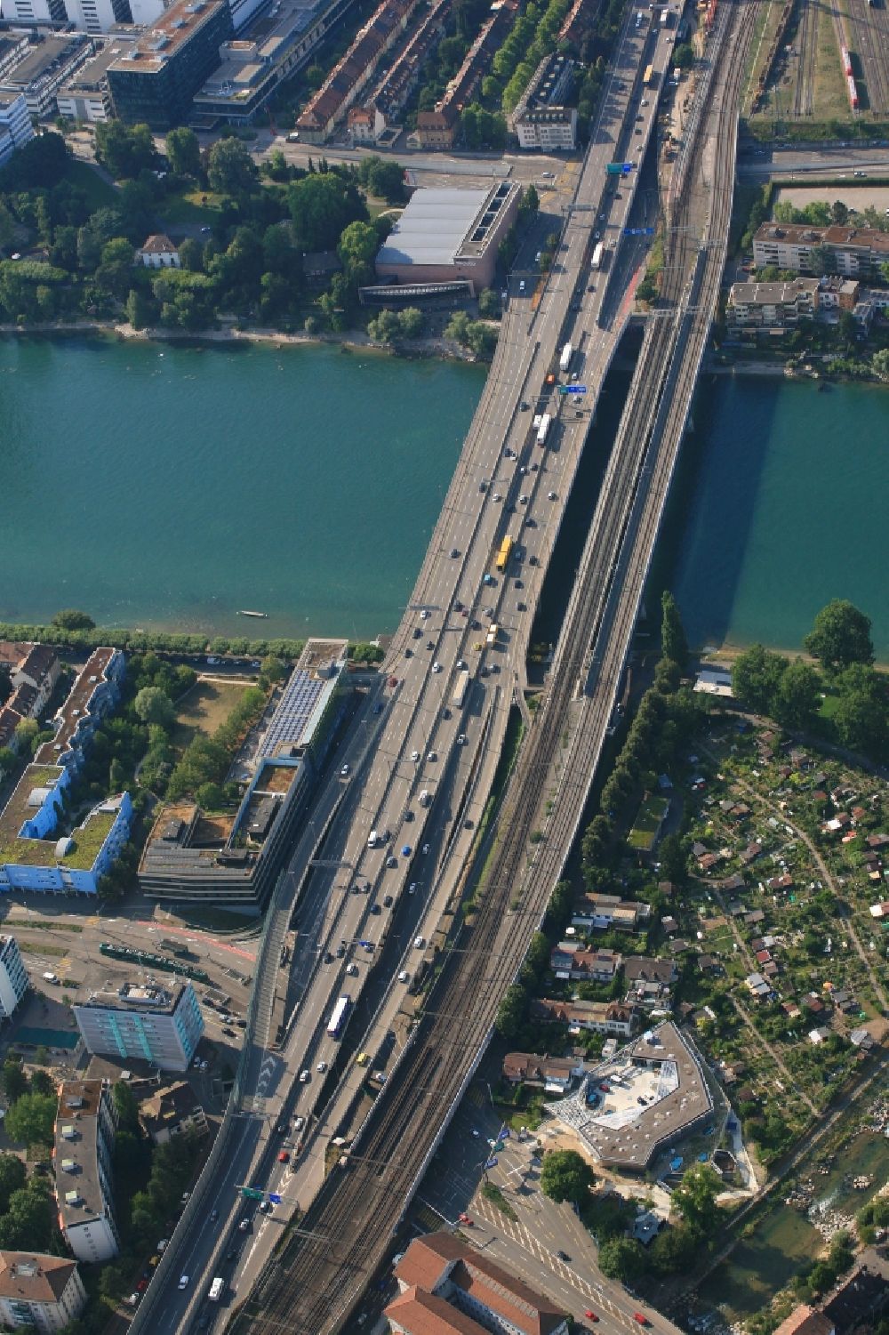 Basel aus der Vogelperspektive: Bahn- und Autobahn- Brückenbauwerk in Basel in der Schweiz