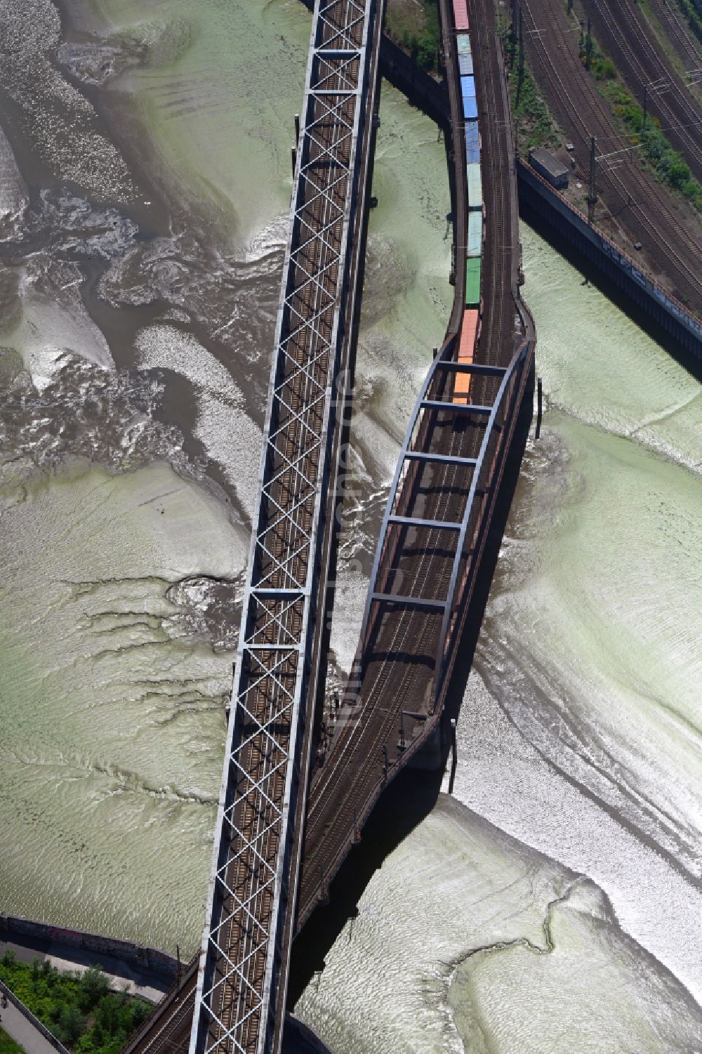 Luftbild Hamburg - Bahn- Brückenbauwerk über den Billhafenstrom der Norderelbe in Hamburg, Deutschland