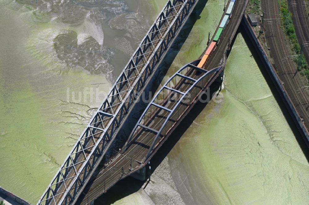 Hamburg von oben - Bahn- Brückenbauwerk über den Billhafenstrom der Norderelbe in Hamburg, Deutschland