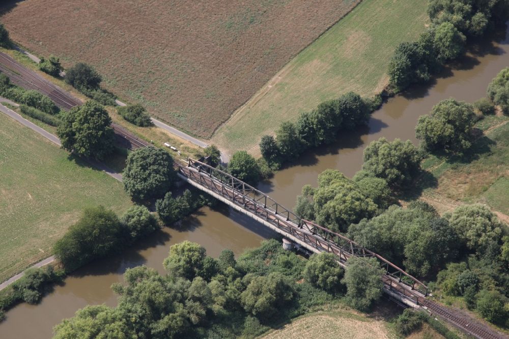 Limburg an der Lahn aus der Vogelperspektive: Bahn- Brückenbauwerk über die Lahn in Limburg an der Lahn im Bundesland Hessen, Deutschland