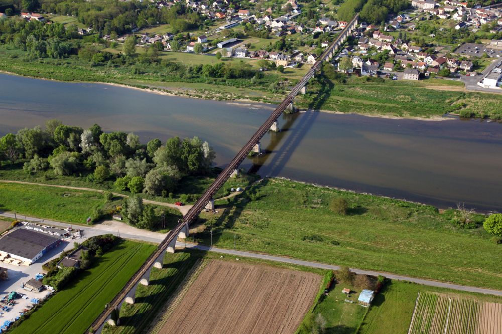 Luftaufnahme Poilly-Lez-Gien - Bahn- Brückenbauwerk über die Loire in Poilly-Lez-Gien in Centre-Val de Loire, Frankreich