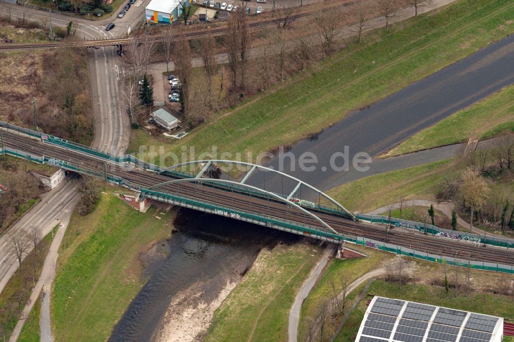 Rastatt aus der Vogelperspektive: Bahn- Brückenbauwerk überdie Murg in Rastatt im Bundesland Baden-Württemberg, Deutschland