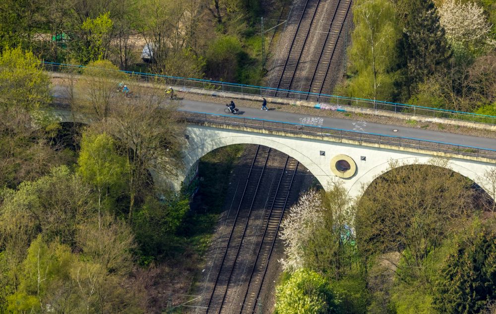 Luftaufnahme Witten - Bahn- Brückenbauwerk Eisenbahn- Überführung in Witten im Bundesland Nordrhein-Westfalen