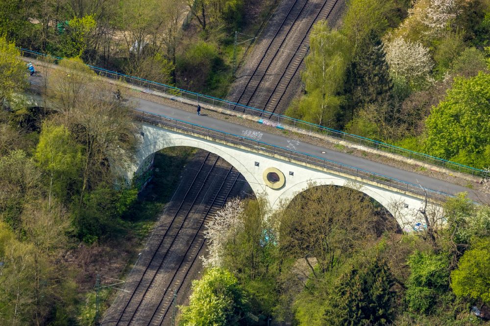 Witten von oben - Bahn- Brückenbauwerk Eisenbahn- Überführung in Witten im Bundesland Nordrhein-Westfalen