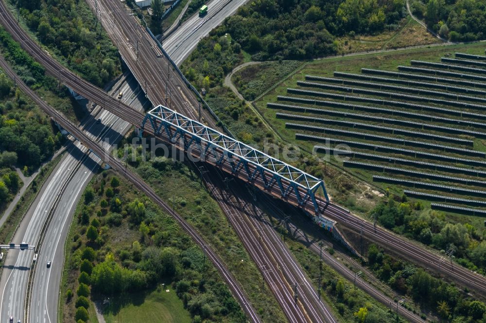 Leipzig von oben - Bahn- Brückenbauwerk entlang der B2 am Bahnhof Leipzig, Messe in Leipzig im Bundesland Sachsen, Deutschland
