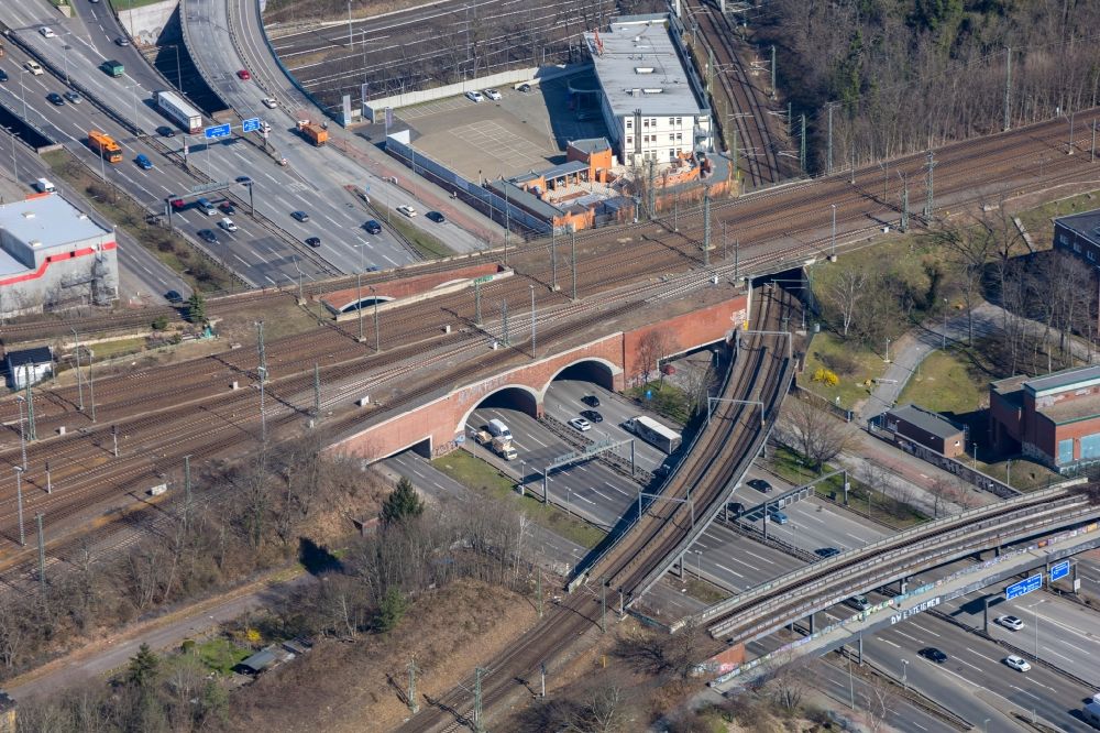 Berlin aus der Vogelperspektive: Bahn- Brückenbauwerk der Fern- und Regionalbahn über die Stadtautobahn A100 in Berlin, Deutschland