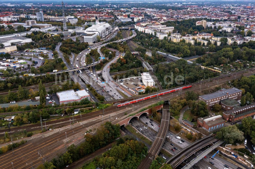 Luftaufnahme Berlin - Bahn- Brückenbauwerk der Fern- und Regionalbahn über die Stadtautobahn A100 in Berlin, Deutschland
