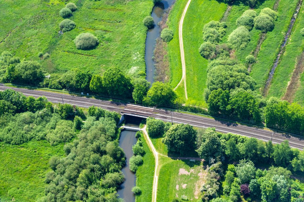Luftbild Horneburg - Bahn- Brückenbauwerk Fluss die Aue in Horneburg im Bundesland Niedersachsen, Deutschland