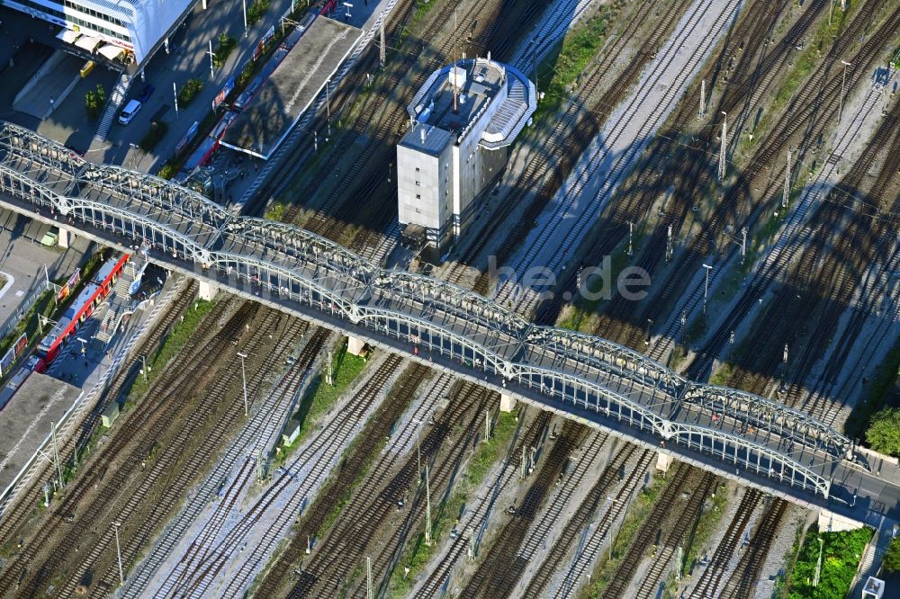 München von oben - Bahn- Brückenbauwerk Hackerbrücke im Ortsteil Maxvorstadt in München im Bundesland Bayern, Deutschland