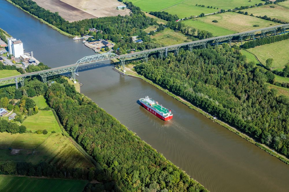 Luftaufnahme Hochdonn - Bahn- Brückenbauwerk Hochdonn über den Nord Ostsee Kanalin Hochdonn im Bundesland Schleswig-Holstein, Deutschland