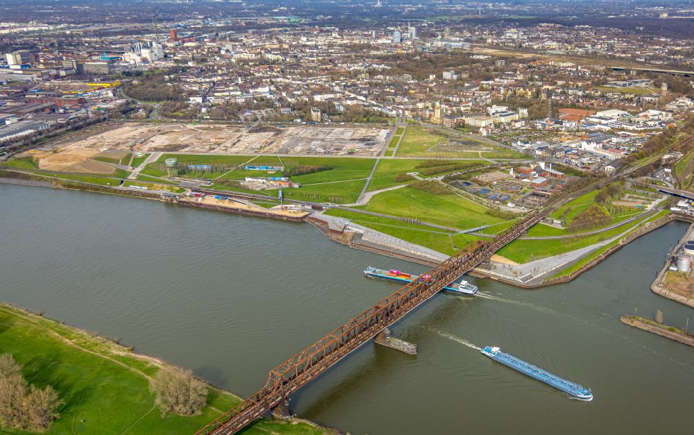 Luftbild Duisburg - Bahn- Brückenbauwerk Hochfelder Eisenbahnbrücke über den Rhein in Duisburg im Bundesland Nordrhein-Westfalen, Deutschland